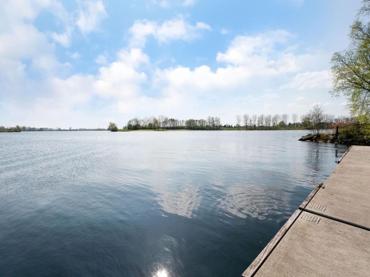 Fantastic Watervilla In Kerkdriel At The Zandmeren Lake Exteriör bild